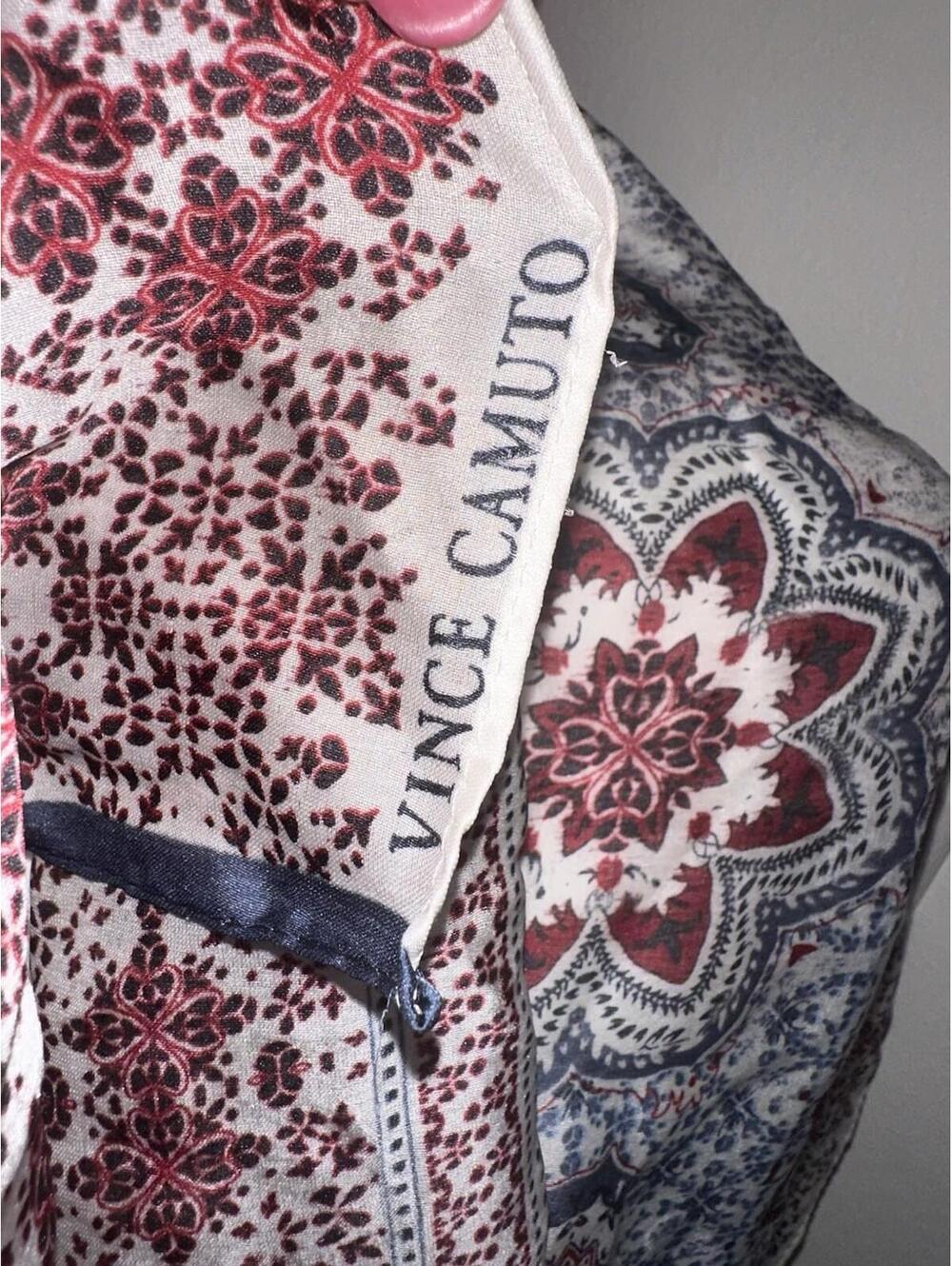 Vince Camuto Medallion Lite Oblong Scarf 18"x68” - Picture 4 of 6